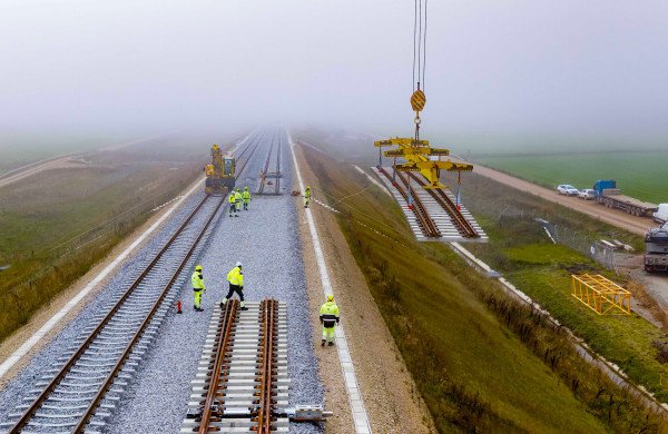 Jonavos rajono „Rail Baltica“ ruože pradėti montuoti įspūdingo dydžio iešmai - vienas sveria 30 tonų