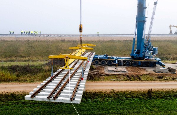 Jonavos rajono „Rail Baltica“ ruože pradėti montuoti įspūdingo dydžio iešmai - vienas sveria 30 tonų