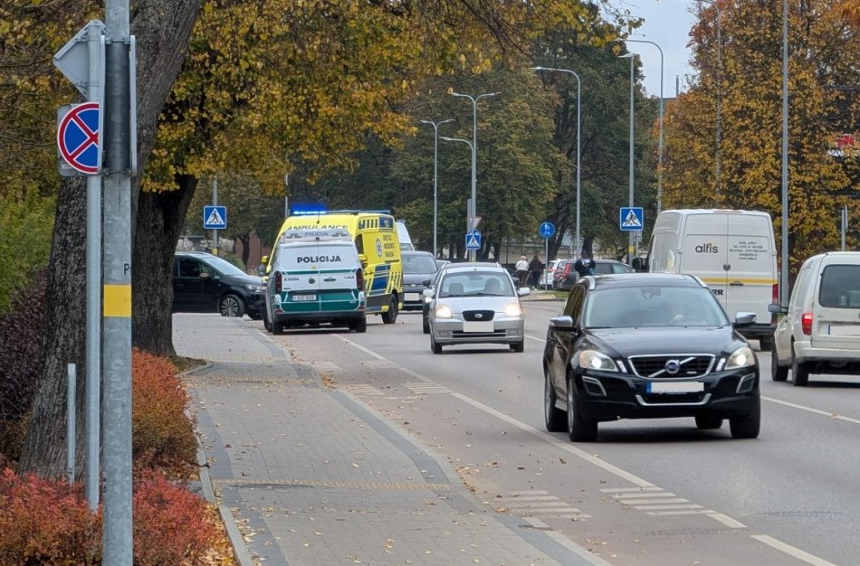 Jonavoje automobilis kliudė dviratininką