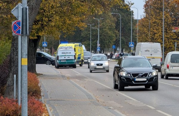 Jonavoje automobilis kliudė dviratininką