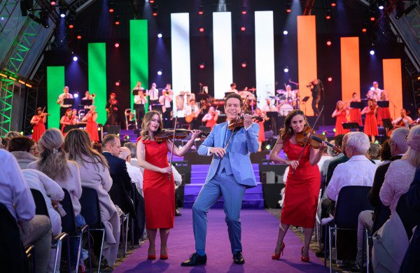 Su André Rieu ir Andrea Bocelli dirbęs dirigentas meta iššūkį rimtai klasikai: į Kauną atveža orkestrą-fenomeną 