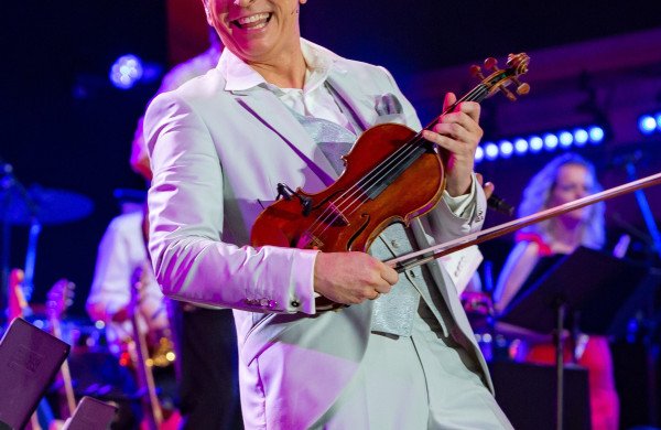 Su André Rieu ir Andrea Bocelli dirbęs dirigentas meta iššūkį rimtai klasikai: į Kauną atveža orkestrą-fenomeną 