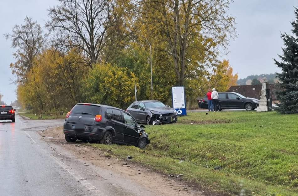 Avarija kelyje Jonava–Ukmergė: ties Bazilioniais susidūrė du automobiliai