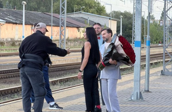 Meilės istoriją filmavę „Lietuvaičiai“ sulaukė grasinimo kviesti policiją: kas nutiko Jonavos stotyje?