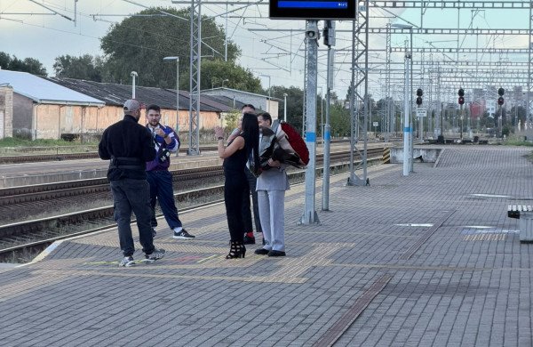 Meilės istoriją filmavę „Lietuvaičiai“ sulaukė grasinimo kviesti policiją: kas nutiko Jonavos stotyje?