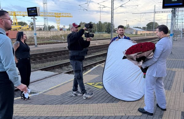 Meilės istoriją filmavę „Lietuvaičiai“ sulaukė grasinimo kviesti policiją: kas nutiko Jonavos stotyje?