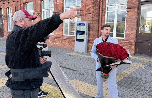Meilės istoriją filmavę „Lietuvaičiai“ sulaukė grasinimo kviesti policiją: kas nutiko Jonavos stotyje?
