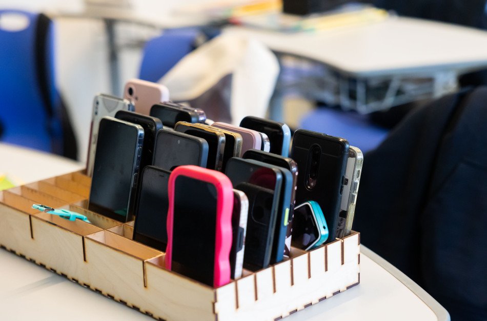 Visos švietimo įstaigos turi mobiliųjų telefonų naudojimo tvarkas, per 90 proc. mokyklų naudotis telefonais draudžiama