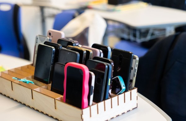 Visos švietimo įstaigos turi mobiliųjų telefonų naudojimo tvarkas, per 90 proc. mokyklų naudotis telefonais draudžiama