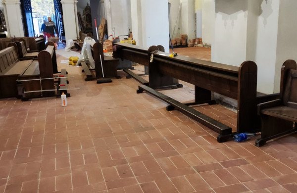 Jonavos Šv. apaštalo Jokūbo bažnyčioje - pirmosios mišios po remonto pertraukos