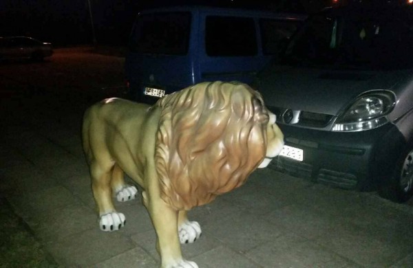 Neįtikėtina istorija: į Jonavoje viešintį cirką sugrąžinta pernai iš kito cirko pavogta liūto skulptūra