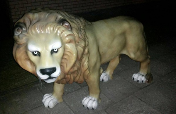 Neįtikėtina istorija: į Jonavoje viešintį cirką sugrąžinta pernai iš kito cirko pavogta liūto skulptūra