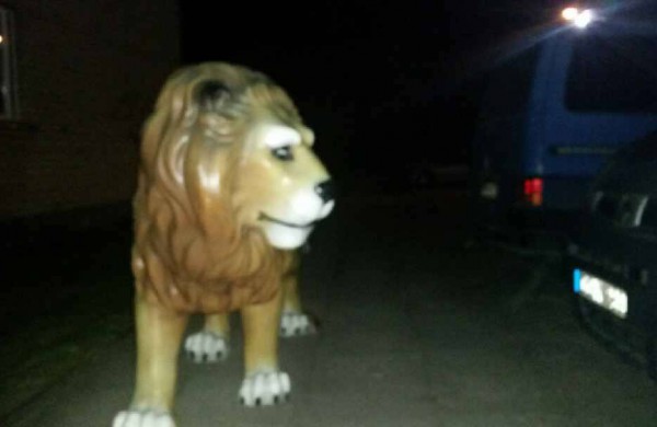 Neįtikėtina istorija: į Jonavoje viešintį cirką sugrąžinta pernai iš kito cirko pavogta liūto skulptūra