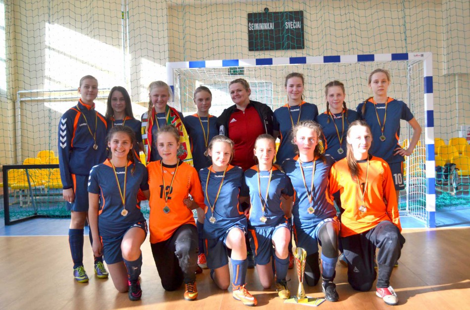 Jonavos jaunosios futbolininkės – čempionato vicečempionės