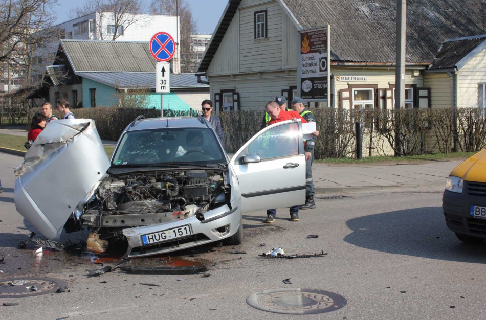 Vasario 16-osios gatvėje susidūrė vilkikas ir lengvasis automobilis
