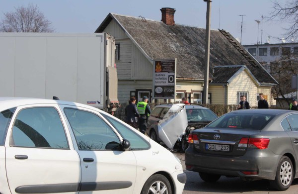 Vasario 16-osios gatvėje susidūrė vilkikas ir lengvasis automobilis