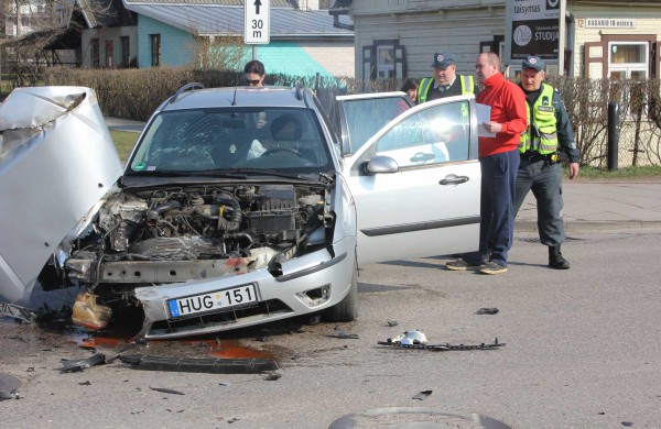 Vasario 16-osios gatvėje susidūrė vilkikas ir lengvasis automobilis