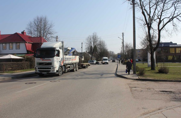 Vasario 16-osios gatvėje susidūrė vilkikas ir lengvasis automobilis