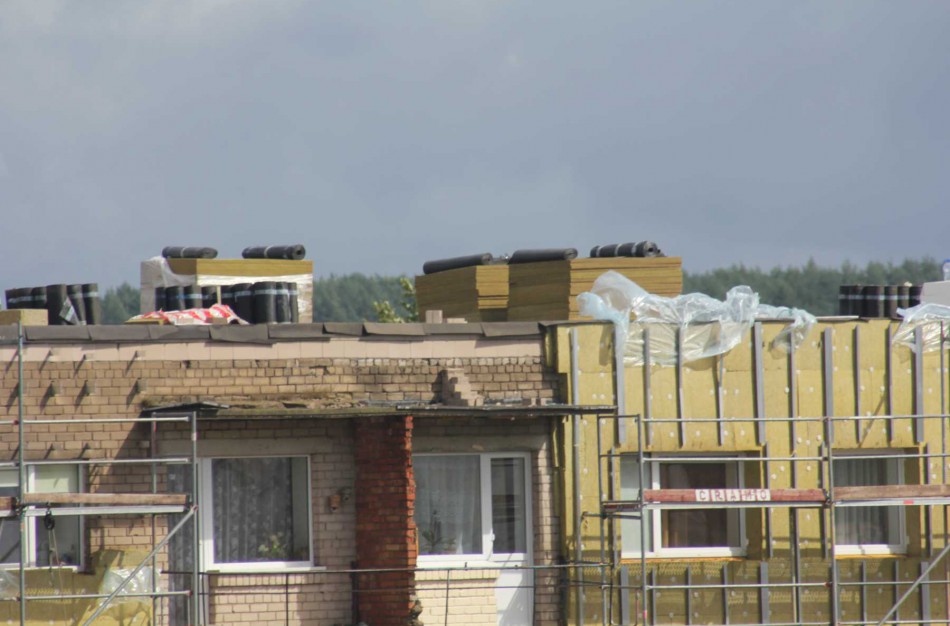 Renovuojamame balkone ant taburetės sėdintis neatsargus gyventojas įbaugino praeivius