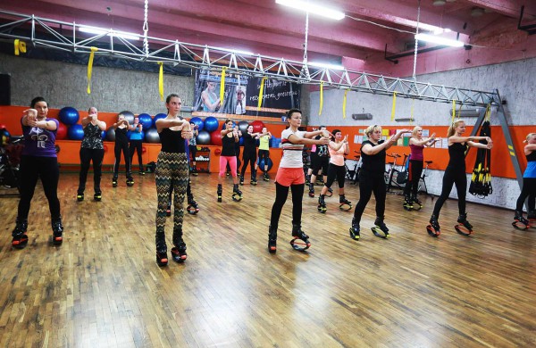 Jonavietės mokėsi „suvaldyti“ Kangoo Jumps batus