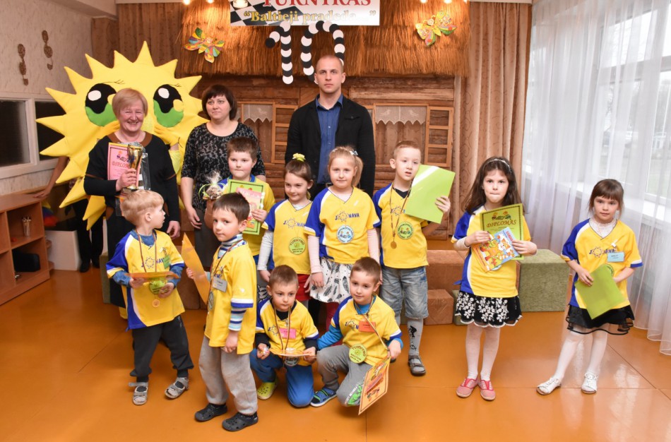 Jubiliejiniame šaškių turnyre mažiesiems taškus rinkti padėjo ir pedagogės