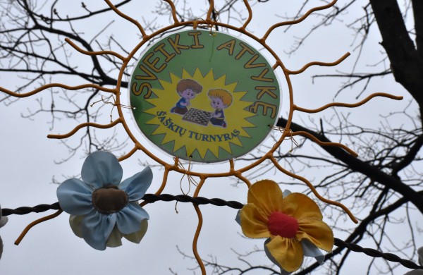 Jubiliejiniame šaškių turnyre mažiesiems taškus rinkti padėjo ir pedagogės