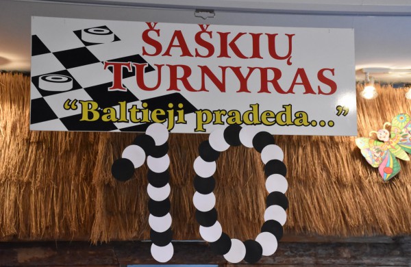 Jubiliejiniame šaškių turnyre mažiesiems taškus rinkti padėjo ir pedagogės