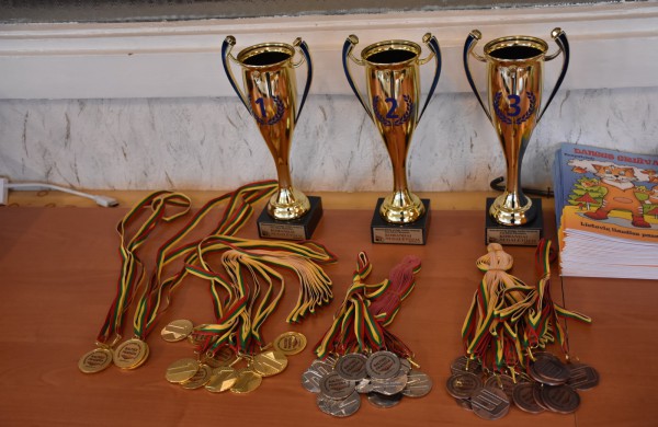 Jubiliejiniame šaškių turnyre mažiesiems taškus rinkti padėjo ir pedagogės