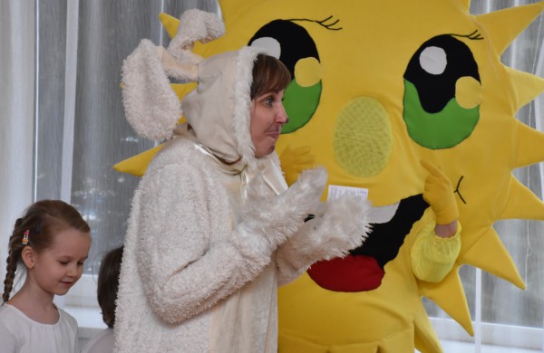 Jubiliejiniame šaškių turnyre mažiesiems taškus rinkti padėjo ir pedagogės