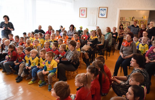 Jubiliejiniame šaškių turnyre mažiesiems taškus rinkti padėjo ir pedagogės
