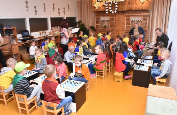 Jubiliejiniame šaškių turnyre mažiesiems taškus rinkti padėjo ir pedagogės