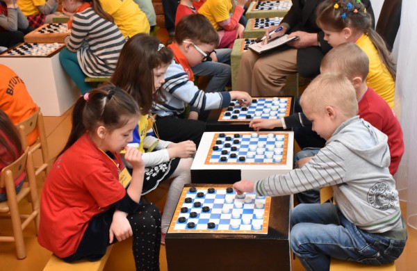 Jubiliejiniame šaškių turnyre mažiesiems taškus rinkti padėjo ir pedagogės