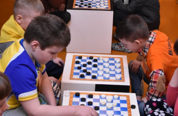 Jubiliejiniame šaškių turnyre mažiesiems taškus rinkti padėjo ir pedagogės