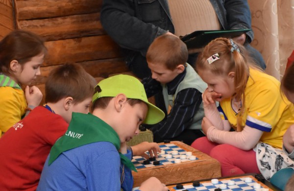 Jubiliejiniame šaškių turnyre mažiesiems taškus rinkti padėjo ir pedagogės