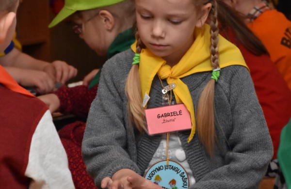 Jubiliejiniame šaškių turnyre mažiesiems taškus rinkti padėjo ir pedagogės