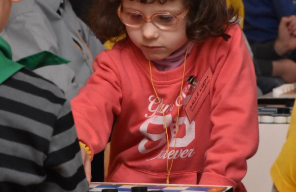 Jubiliejiniame šaškių turnyre mažiesiems taškus rinkti padėjo ir pedagogės