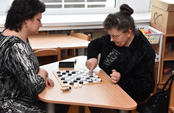 Jubiliejiniame šaškių turnyre mažiesiems taškus rinkti padėjo ir pedagogės