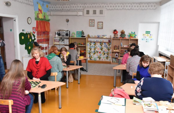 Jubiliejiniame šaškių turnyre mažiesiems taškus rinkti padėjo ir pedagogės