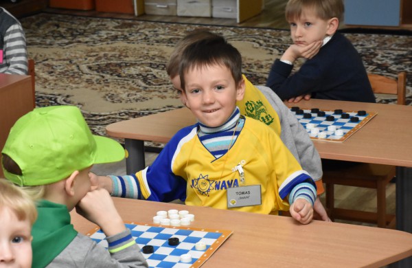 Jubiliejiniame šaškių turnyre mažiesiems taškus rinkti padėjo ir pedagogės