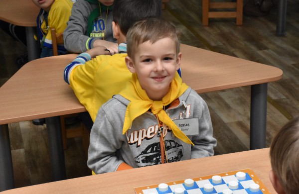 Jubiliejiniame šaškių turnyre mažiesiems taškus rinkti padėjo ir pedagogės