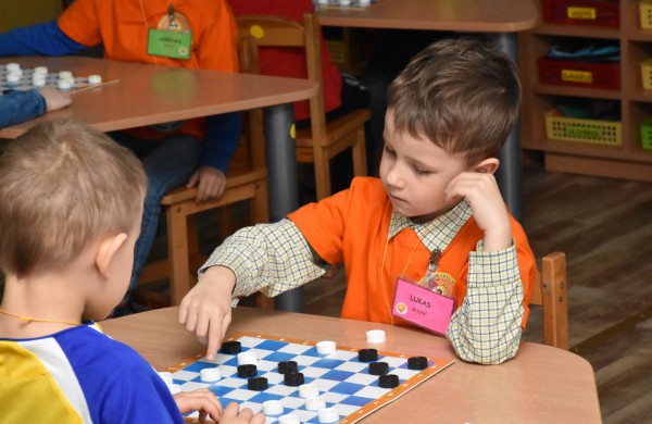 Jubiliejiniame šaškių turnyre mažiesiems taškus rinkti padėjo ir pedagogės