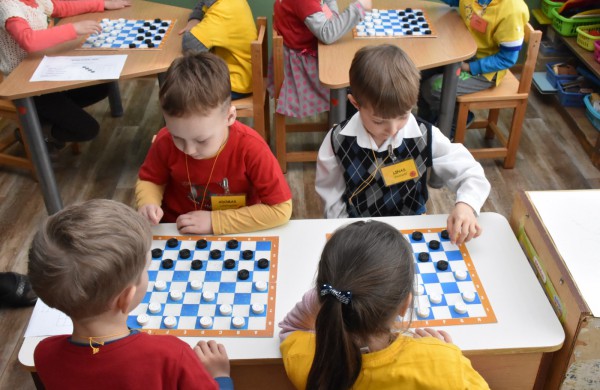 Jubiliejiniame šaškių turnyre mažiesiems taškus rinkti padėjo ir pedagogės