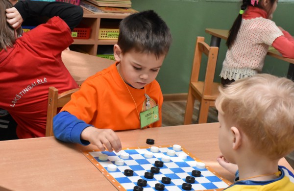 Jubiliejiniame šaškių turnyre mažiesiems taškus rinkti padėjo ir pedagogės