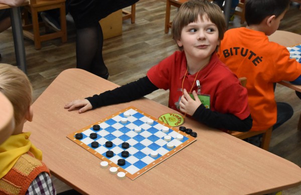 Jubiliejiniame šaškių turnyre mažiesiems taškus rinkti padėjo ir pedagogės
