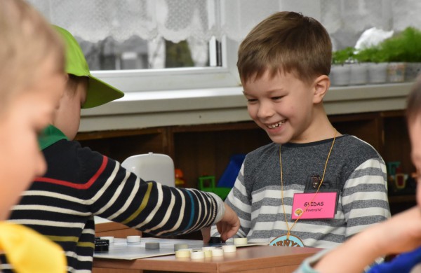 Jubiliejiniame šaškių turnyre mažiesiems taškus rinkti padėjo ir pedagogės