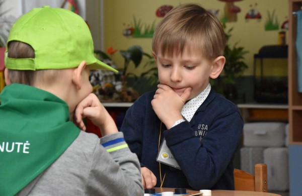 Jubiliejiniame šaškių turnyre mažiesiems taškus rinkti padėjo ir pedagogės