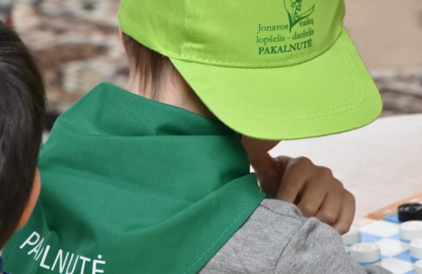 Jubiliejiniame šaškių turnyre mažiesiems taškus rinkti padėjo ir pedagogės