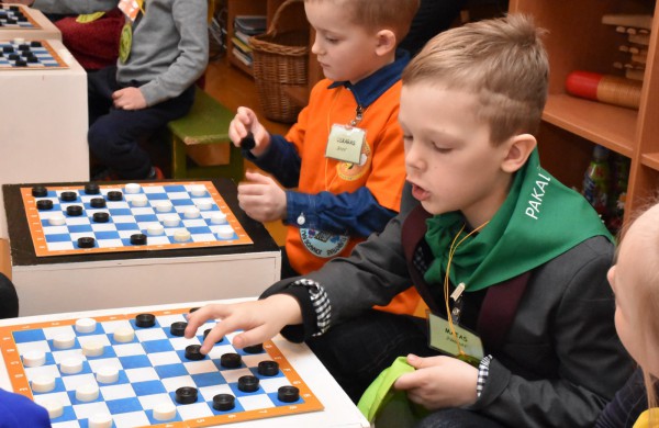 Jubiliejiniame šaškių turnyre mažiesiems taškus rinkti padėjo ir pedagogės