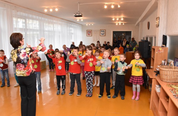 Jubiliejiniame šaškių turnyre mažiesiems taškus rinkti padėjo ir pedagogės