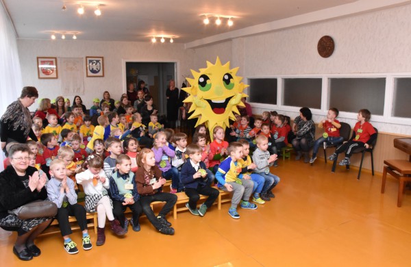 Jubiliejiniame šaškių turnyre mažiesiems taškus rinkti padėjo ir pedagogės